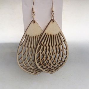 ⬇️ 2/$25 Listing - New Oversized Hollow Wood Lattice Drop Earrings